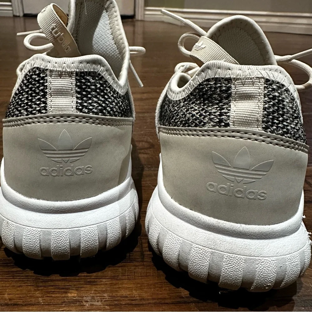 Adidas‎ Kids Size 2.5 Black and Cream Sneakers